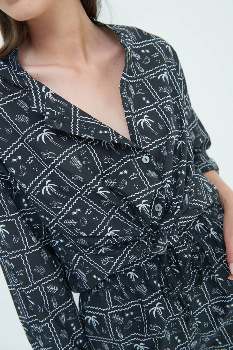 Kikisix CAMICIA CON NODO STAMPA PALME NERO In Saldo
