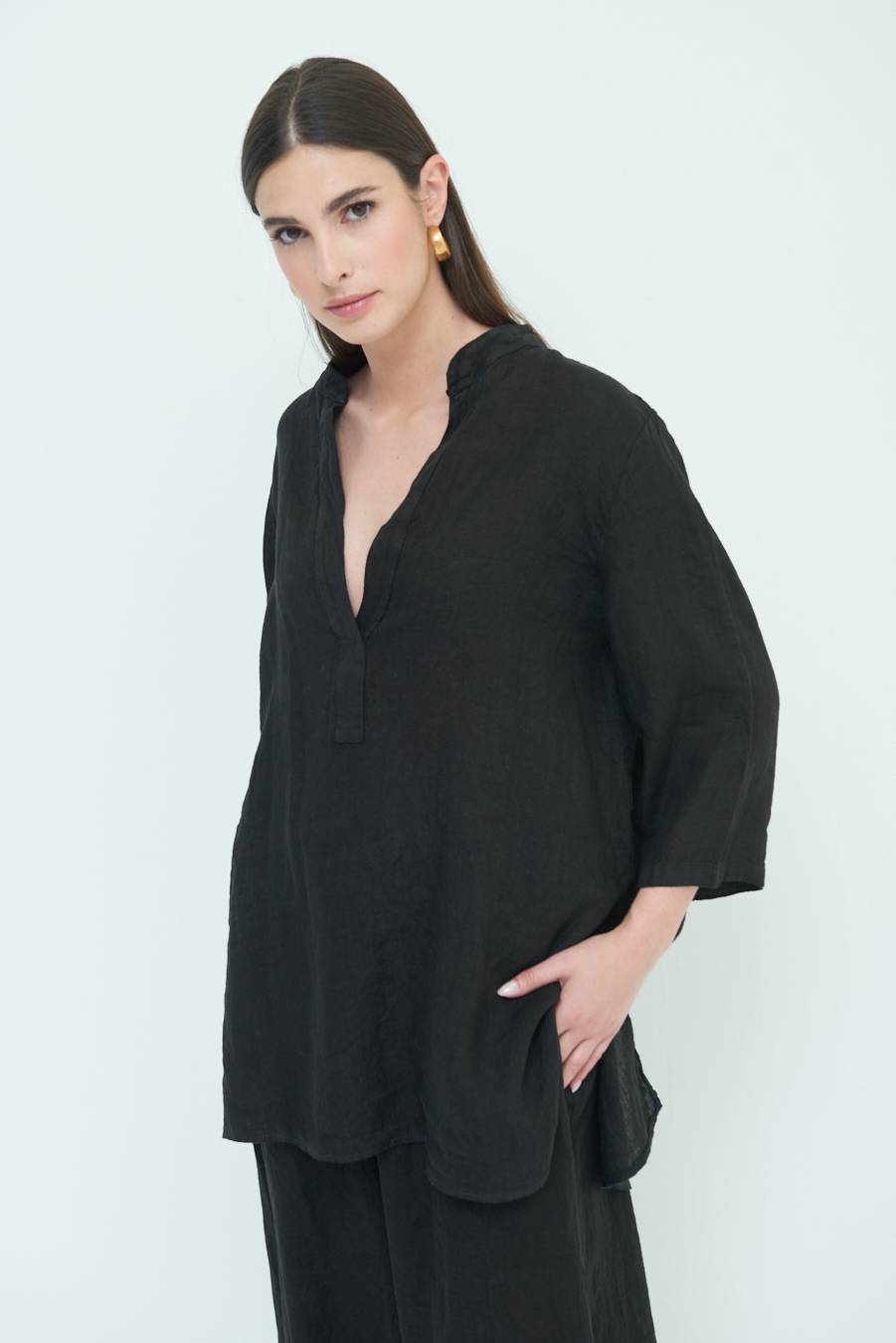 Kikisix CAMICIA COLLO COREANA OVERSIZE CON SPACCHI NERO In Linea