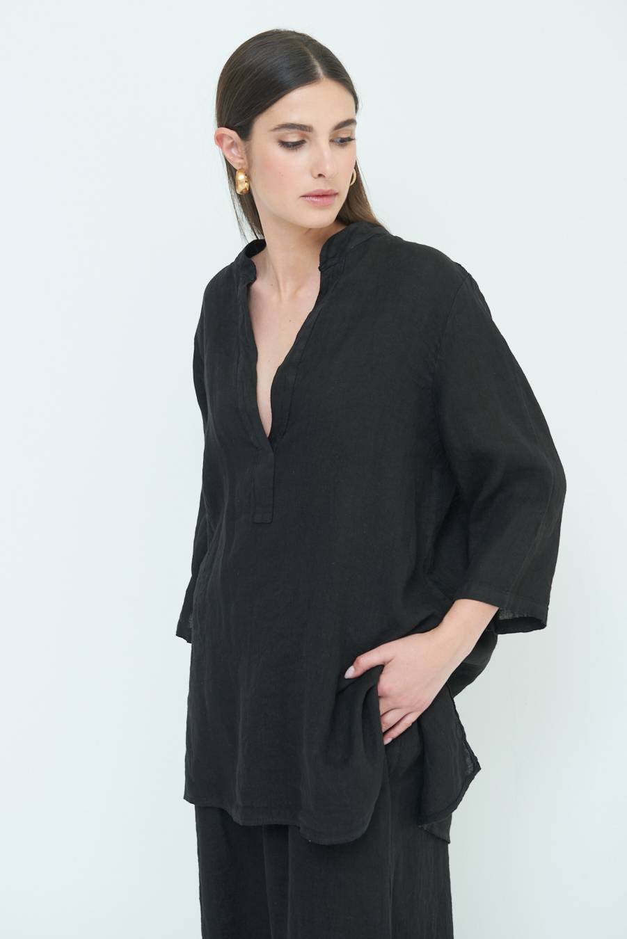 Kikisix CAMICIA COLLO COREANA OVERSIZE CON SPACCHI NERO In Linea