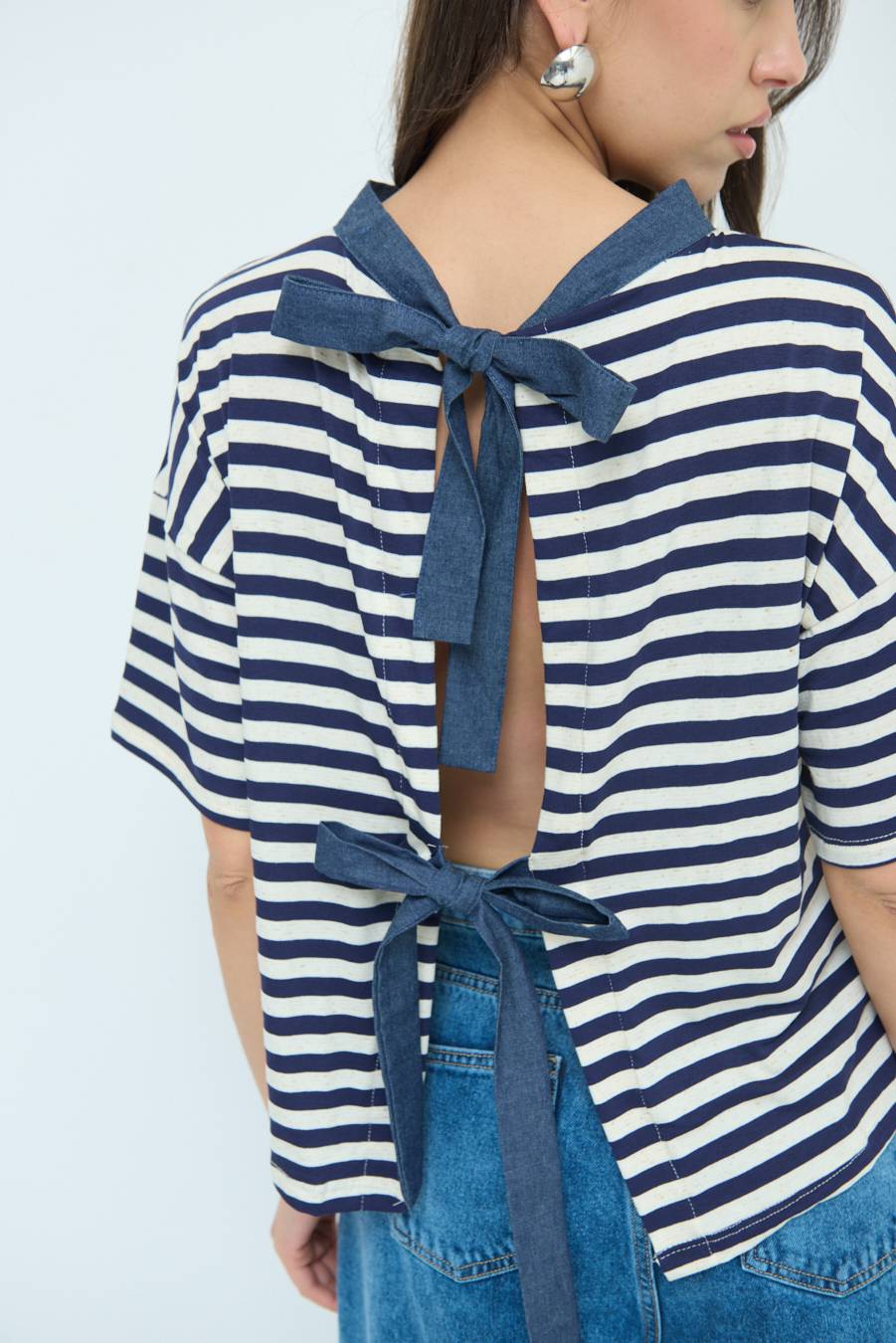 Kikisix T-SHIRT OVER RIGA CON FIOCCHI VISCOSA/LINO BLU Presa