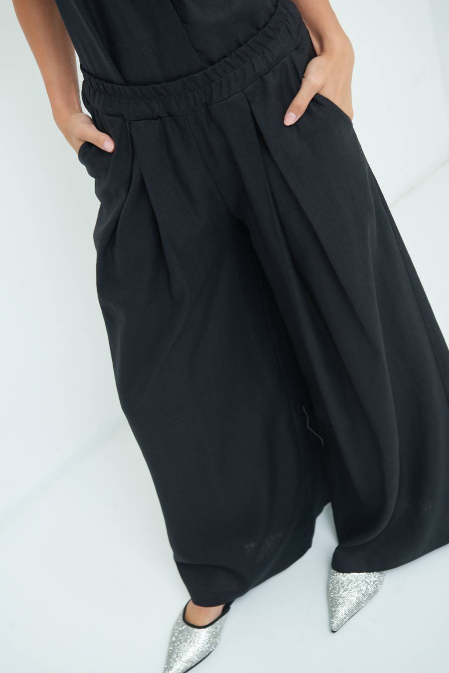 Kikisix PANTA PALAZZO CON PINCE NERO Negozio