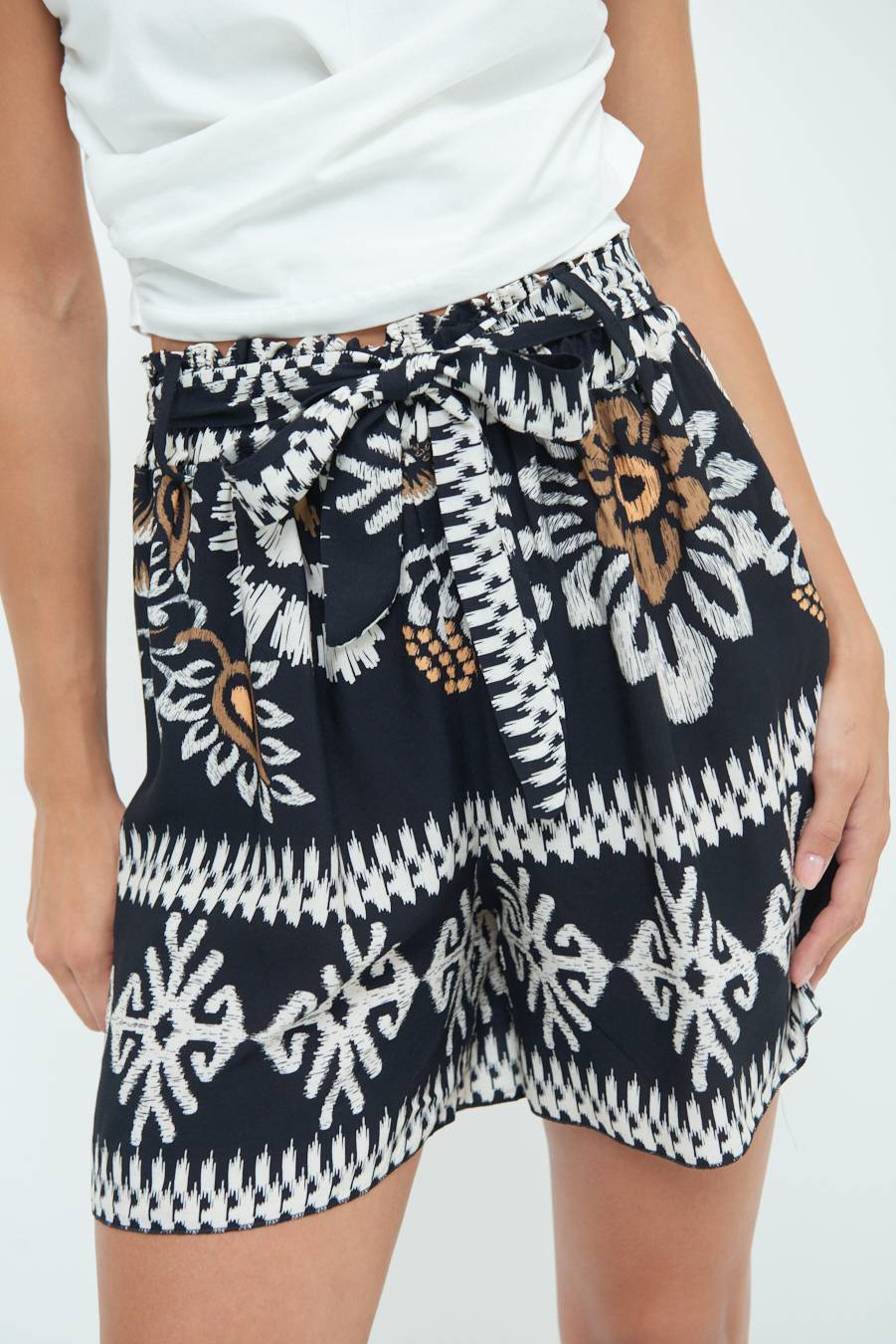 Kikisix SHORTS CON CINTURA STAMPA BALZA NERO Negozi Online