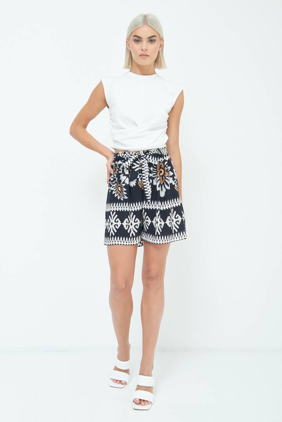 Kikisix SHORTS CON CINTURA STAMPA BALZA NERO Negozi Online