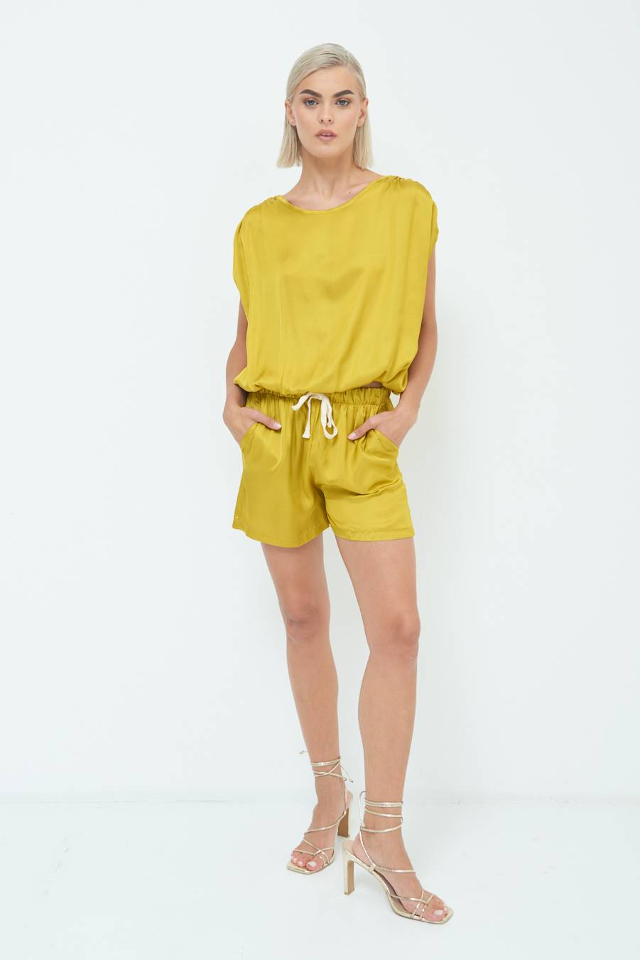 Kikisix SHORTS RASO CON LACCIO CONTRASTO SENAPE Shopping Online