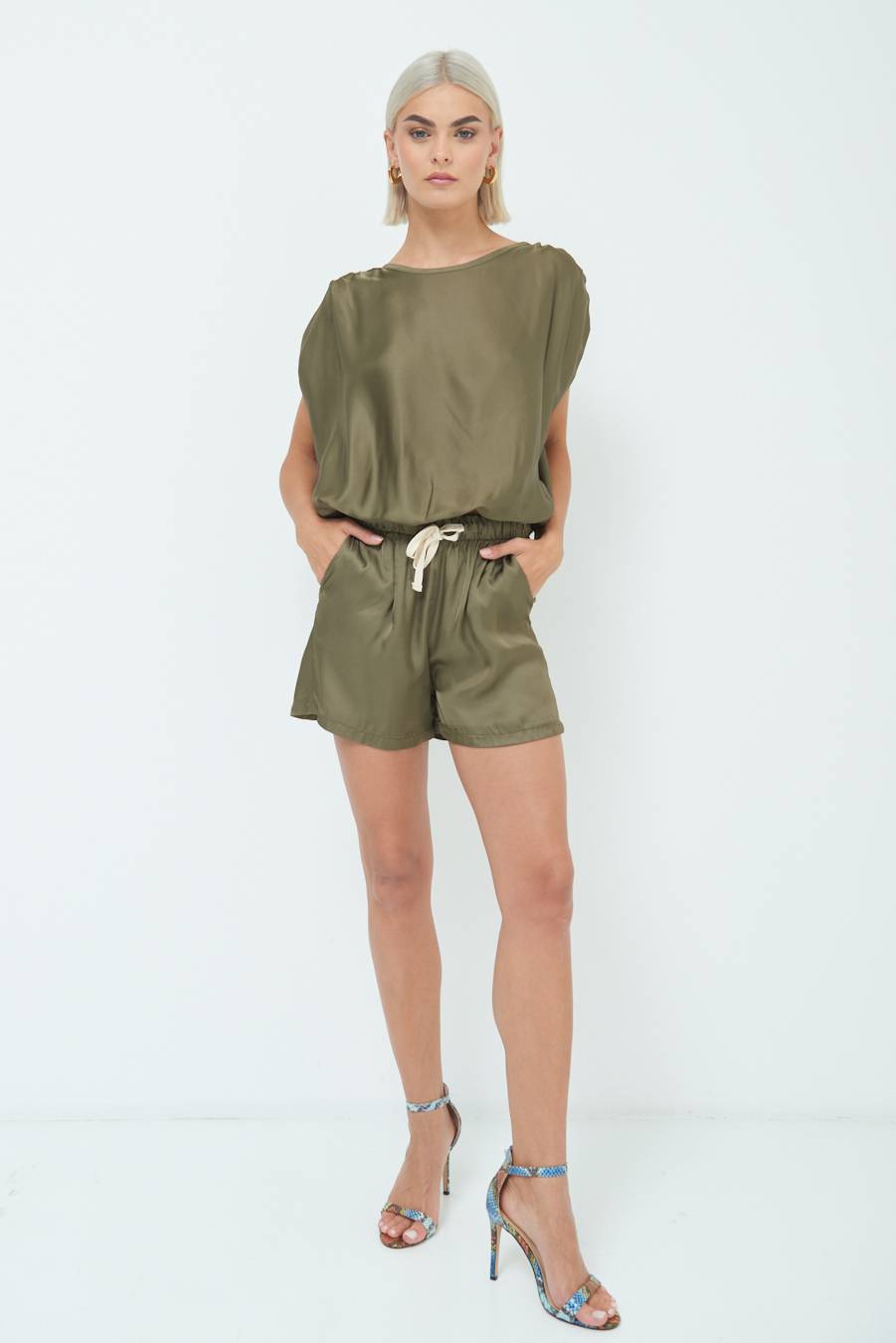 Kikisix SHORTS RASO CON LACCIO CONTRASTO VERDE MILITARE Affare Del Giorno