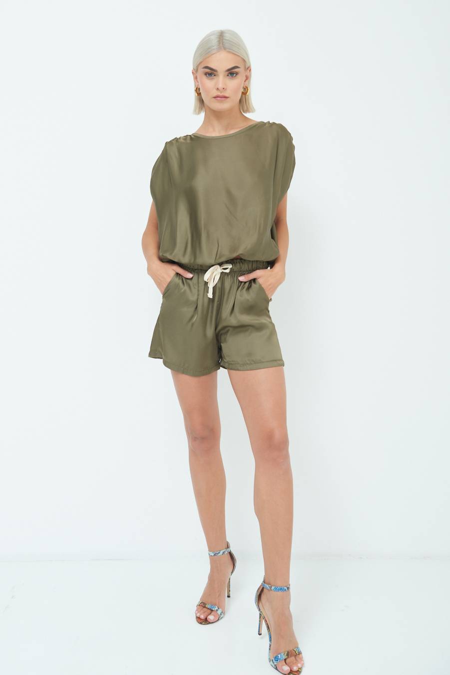 Kikisix SHORTS RASO CON LACCIO CONTRASTO VERDE MILITARE Affare Del Giorno