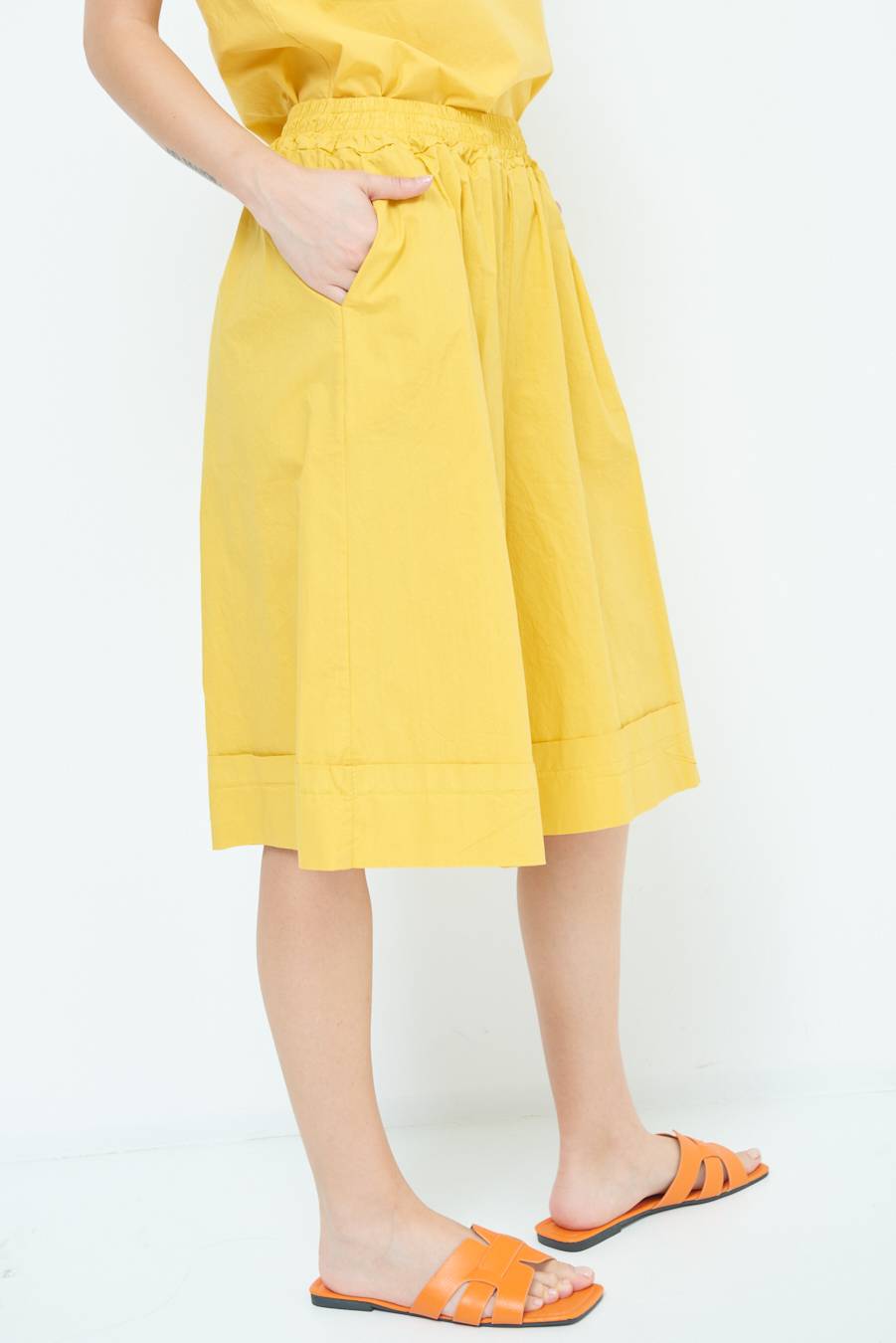 Kikisix PANTALONE CROP CON RISVOLTO SENAPE Vendita Economica