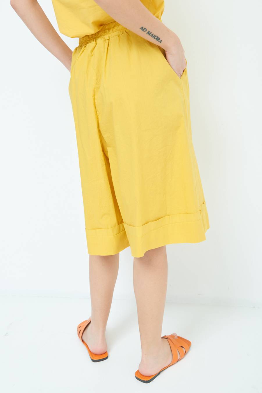 Kikisix PANTALONE CROP CON RISVOLTO SENAPE Vendita Economica