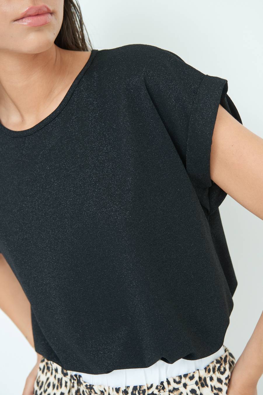 Kikisix T-SHIRT OVER CON RISVOLTO LUREX NERO 2025