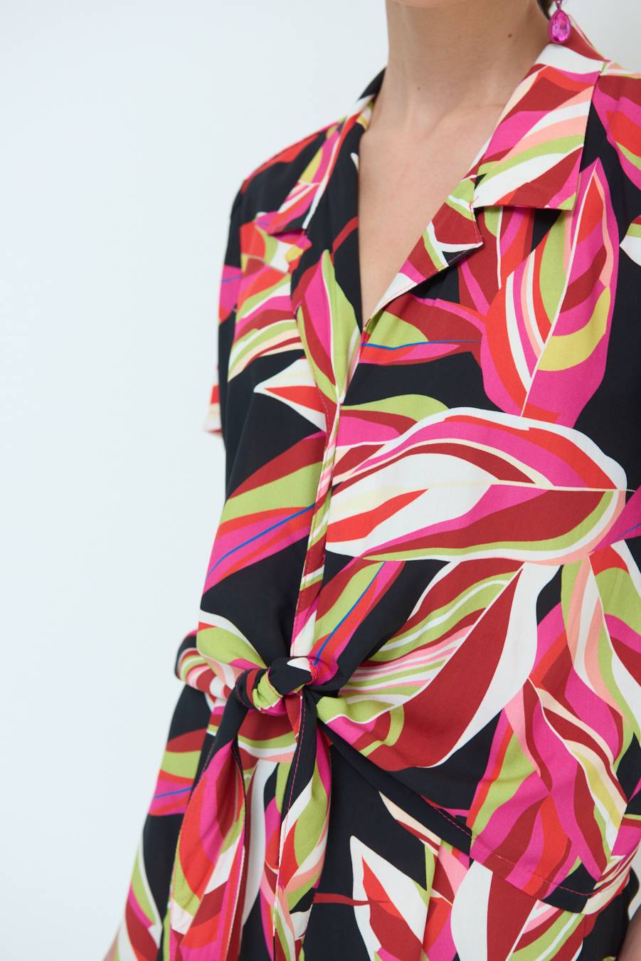 Kikisix CAMICIA ANNODATA STAMPATA A FOGLIE COLORATE NERO I Più Venduti