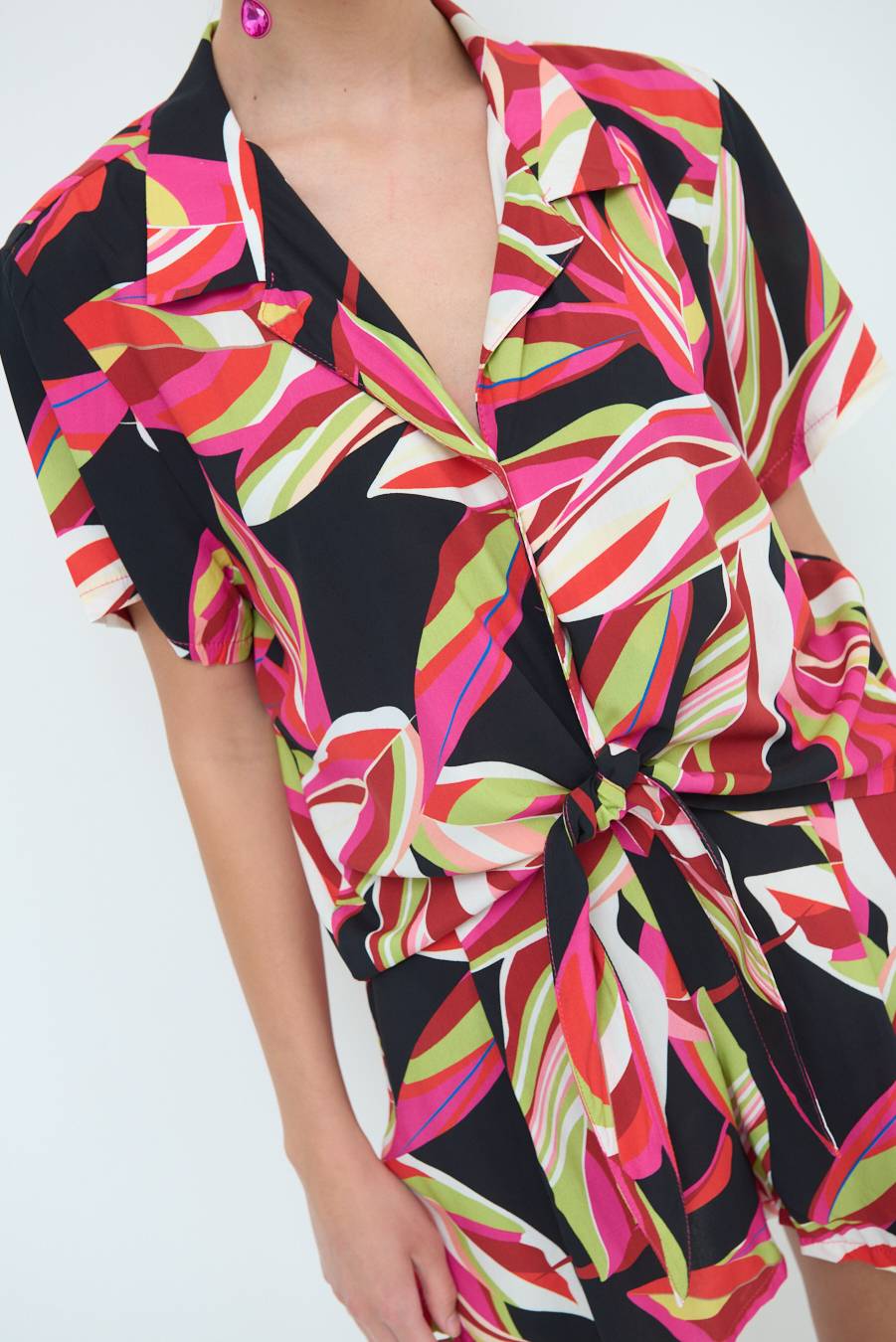 Kikisix CAMICIA ANNODATA STAMPATA A FOGLIE COLORATE NERO I Più Venduti