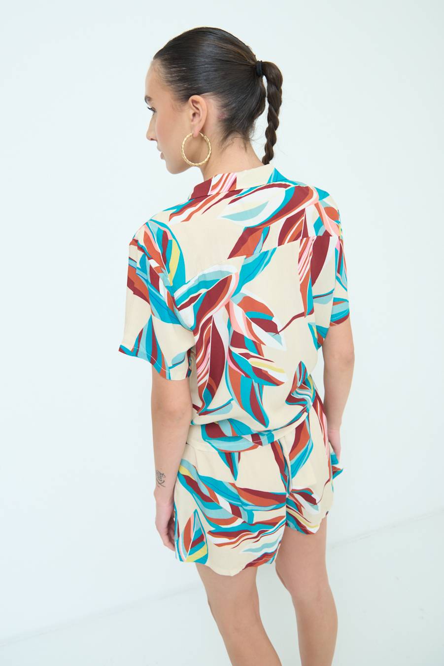 Kikisix CAMICIA ANNODATA STAMPATA A FOGLIE COLORATE ACQUA Vendite Flash