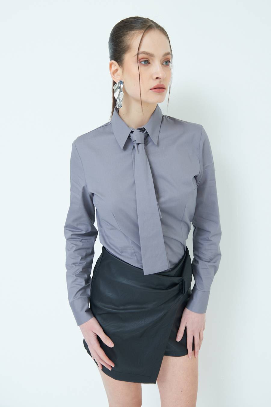 Kikisix CAMICIA CON CRAVATTA IN TINTA GRIGIO Promozione Limitata
