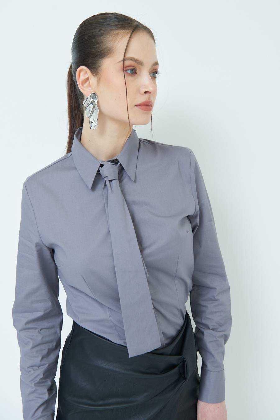 Kikisix CAMICIA CON CRAVATTA IN TINTA GRIGIO Promozione Limitata