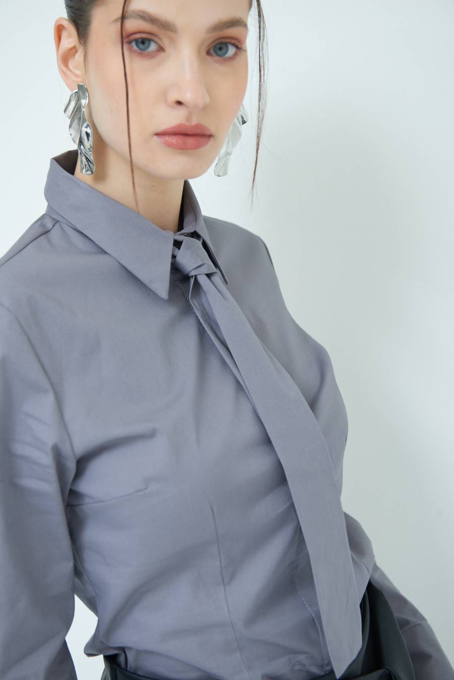Kikisix CAMICIA CON CRAVATTA IN TINTA GRIGIO Promozione Limitata