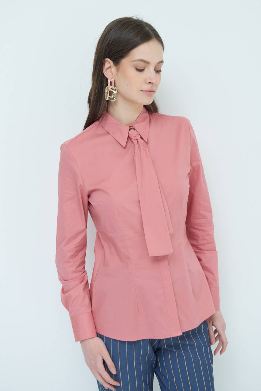Kikisix CAMICIA CON CRAVATTA IN TINTA CIPRIA Fino Al -60%