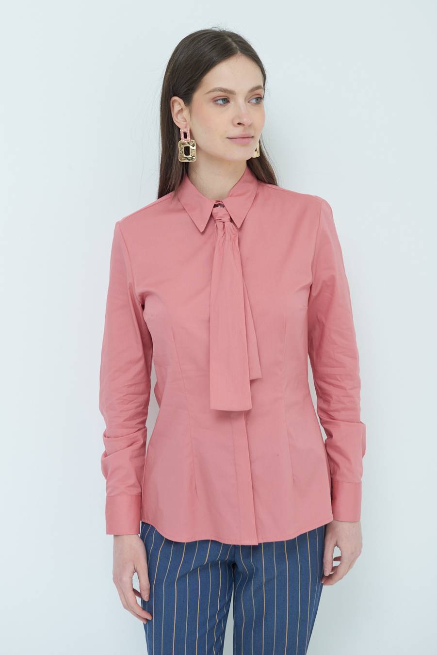 Kikisix CAMICIA CON CRAVATTA IN TINTA CIPRIA Fino Al -60%