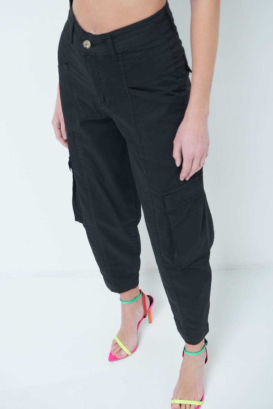 Kikisix PANTALONE TASCONI NERO In Linea