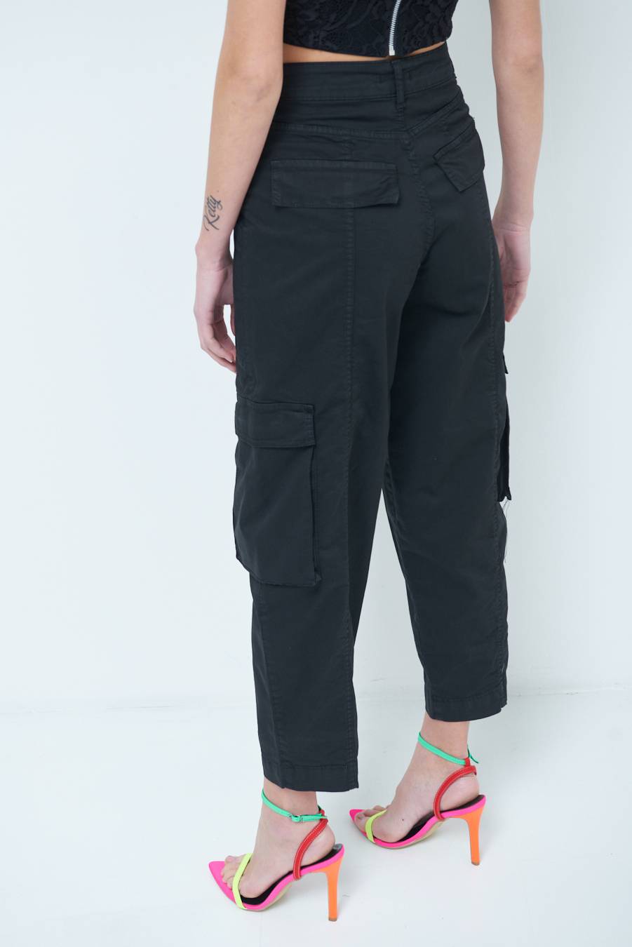 Kikisix PANTALONE TASCONI NERO In Linea