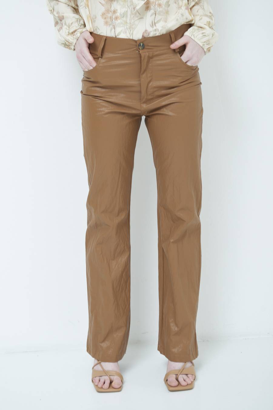 Kikisix PANTALONE ECOPELLE STROPICCIATA BEIGE Presa