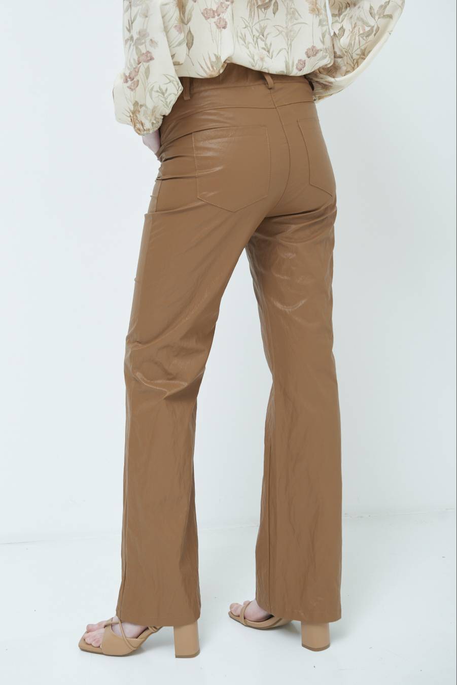 Kikisix PANTALONE ECOPELLE STROPICCIATA BEIGE Presa
