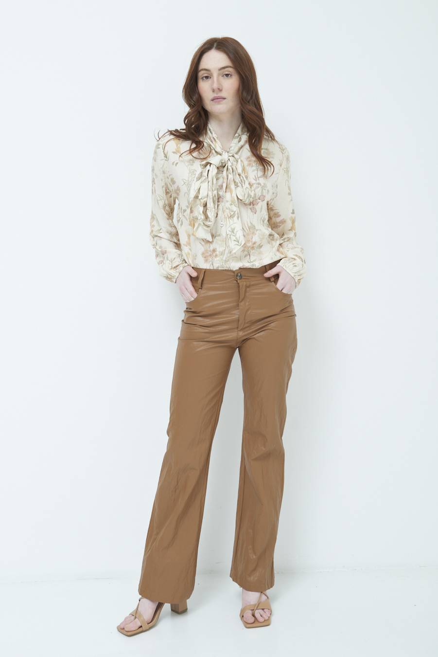 Kikisix PANTALONE ECOPELLE STROPICCIATA BEIGE Presa