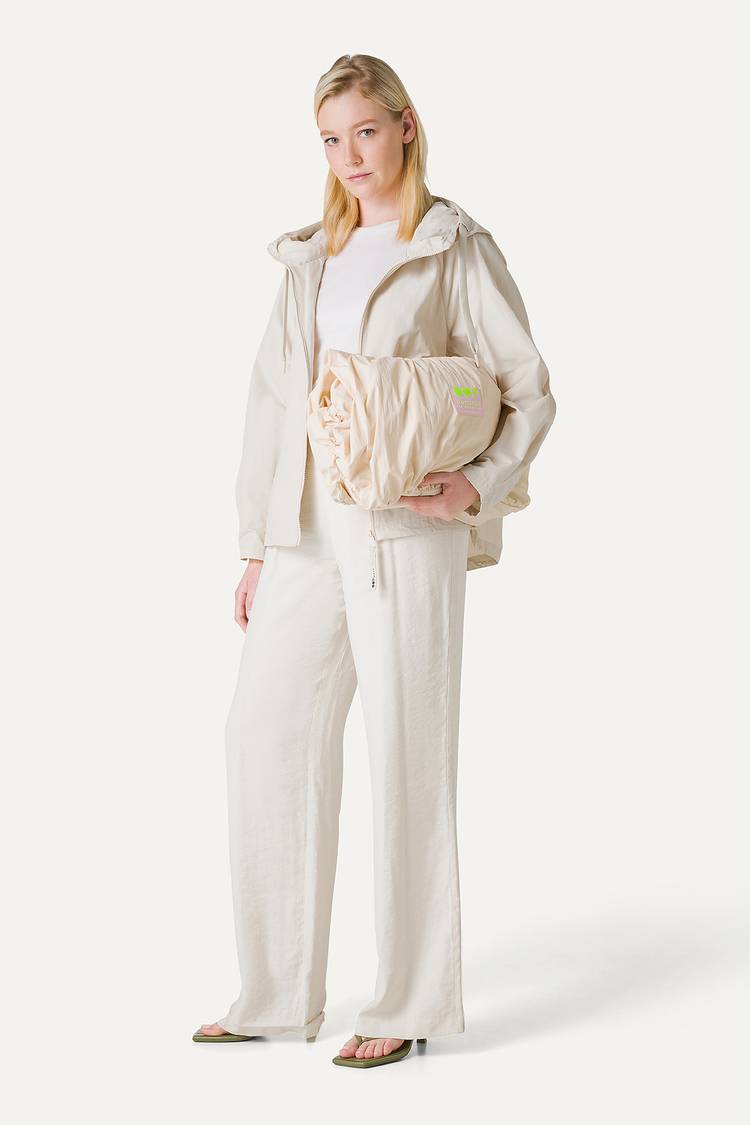 Oof Wear GIACCA CORTA IN NYLON MEMORY CON ARRICIO SULLA SCHIENA 9139 - PANNA Nuovo