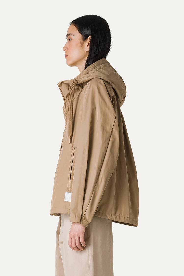 Oof Wear GIACCA CORTA IN NYLON MEMORY CON ARRICIO SULLA SCHIENA 9139 - BEIGE Qualità