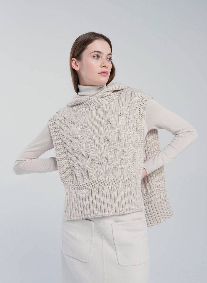 Lorena Antoniazzi GILET IN MAGLIA A TRECCIA SCOLPITA 2025