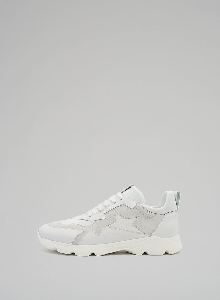 Lorena Antoniazzi SNEAKERS ICONICHE Presa