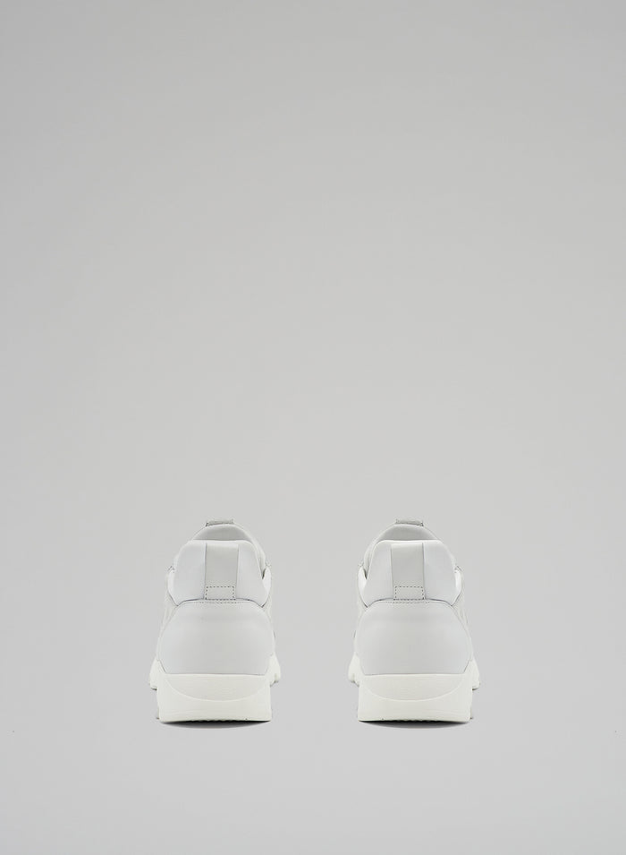 Lorena Antoniazzi SNEAKERS ICONICHE Presa