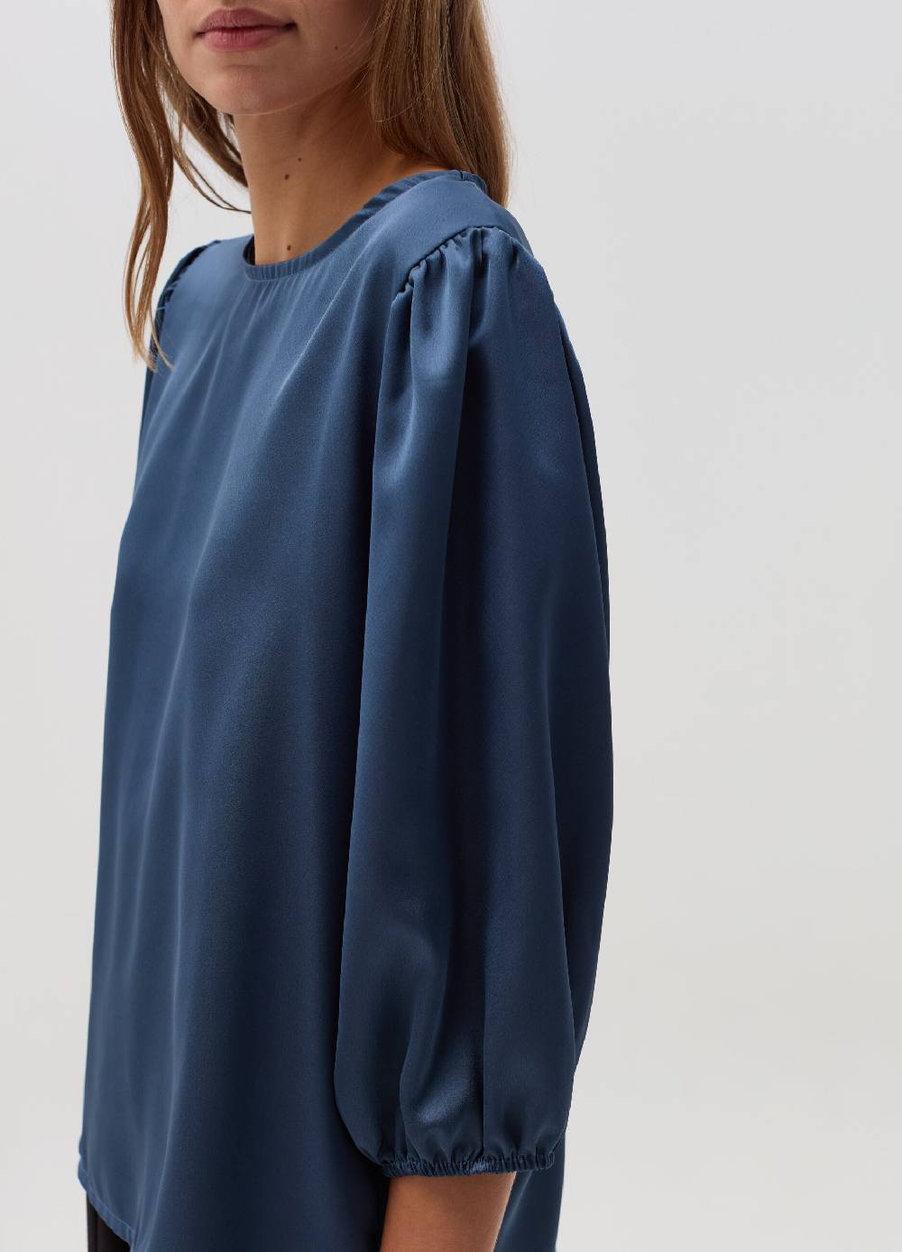 HYBRID Blusa in satin con maniche a sbuffo Negozio
