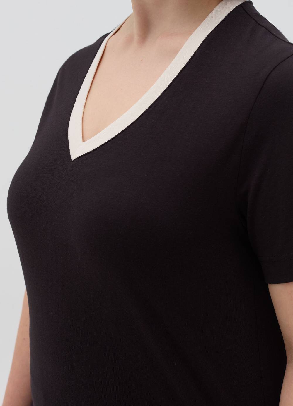MYA T-shirt scollo a V a contrasto Curvy Moda