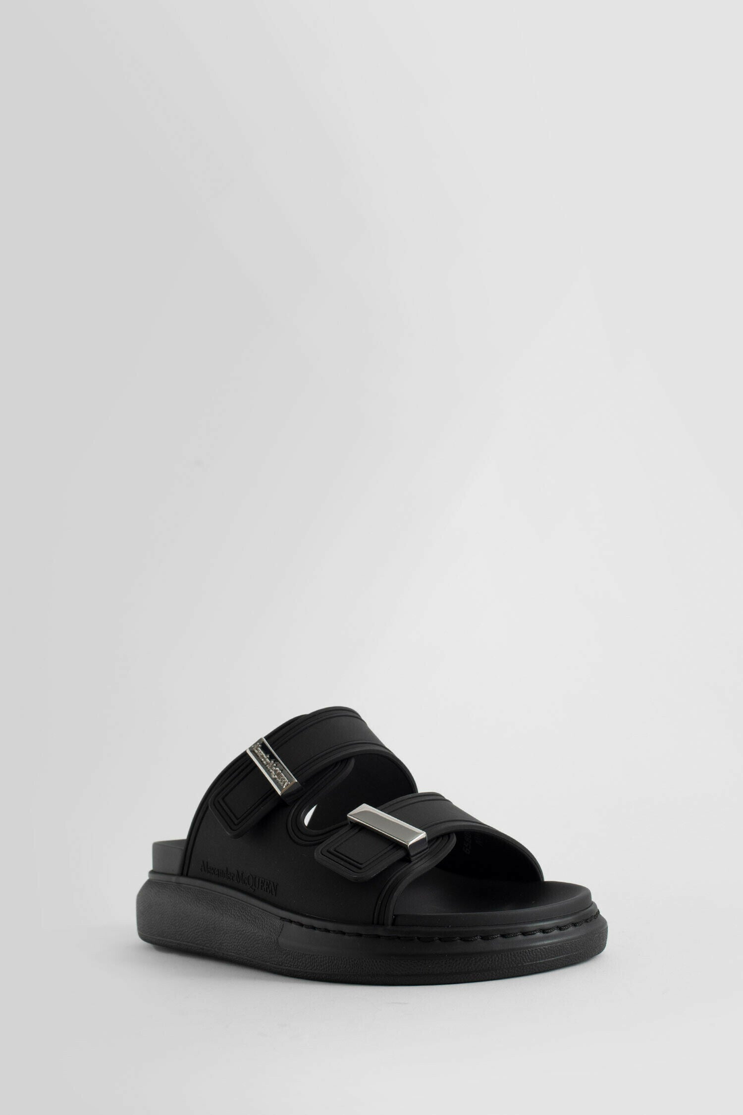Antonioli ALEXANDER MCQUEEN WOMAN BLACK SANDALS & SLIDES Offerte