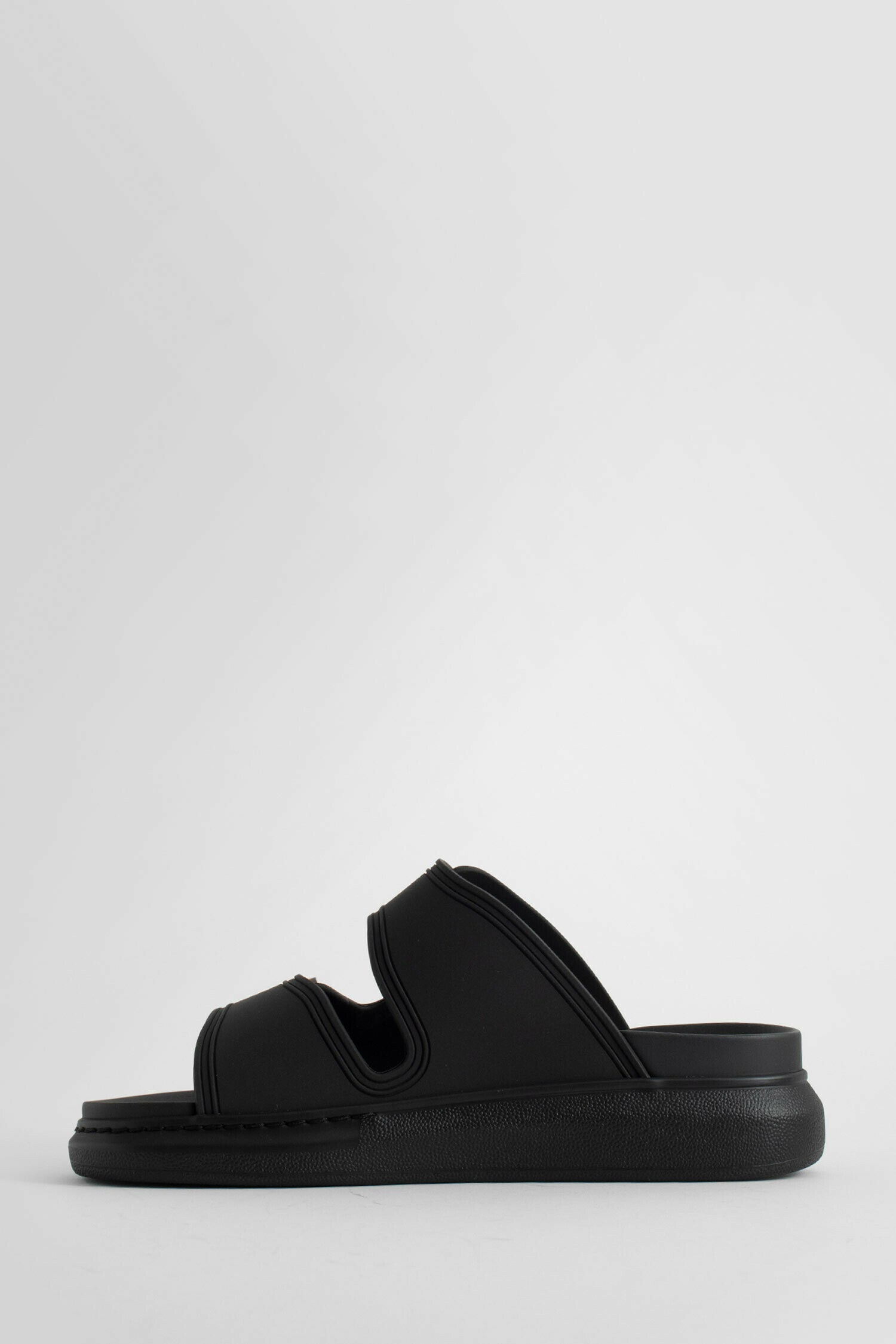 Antonioli ALEXANDER MCQUEEN WOMAN BLACK SANDALS & SLIDES Offerte