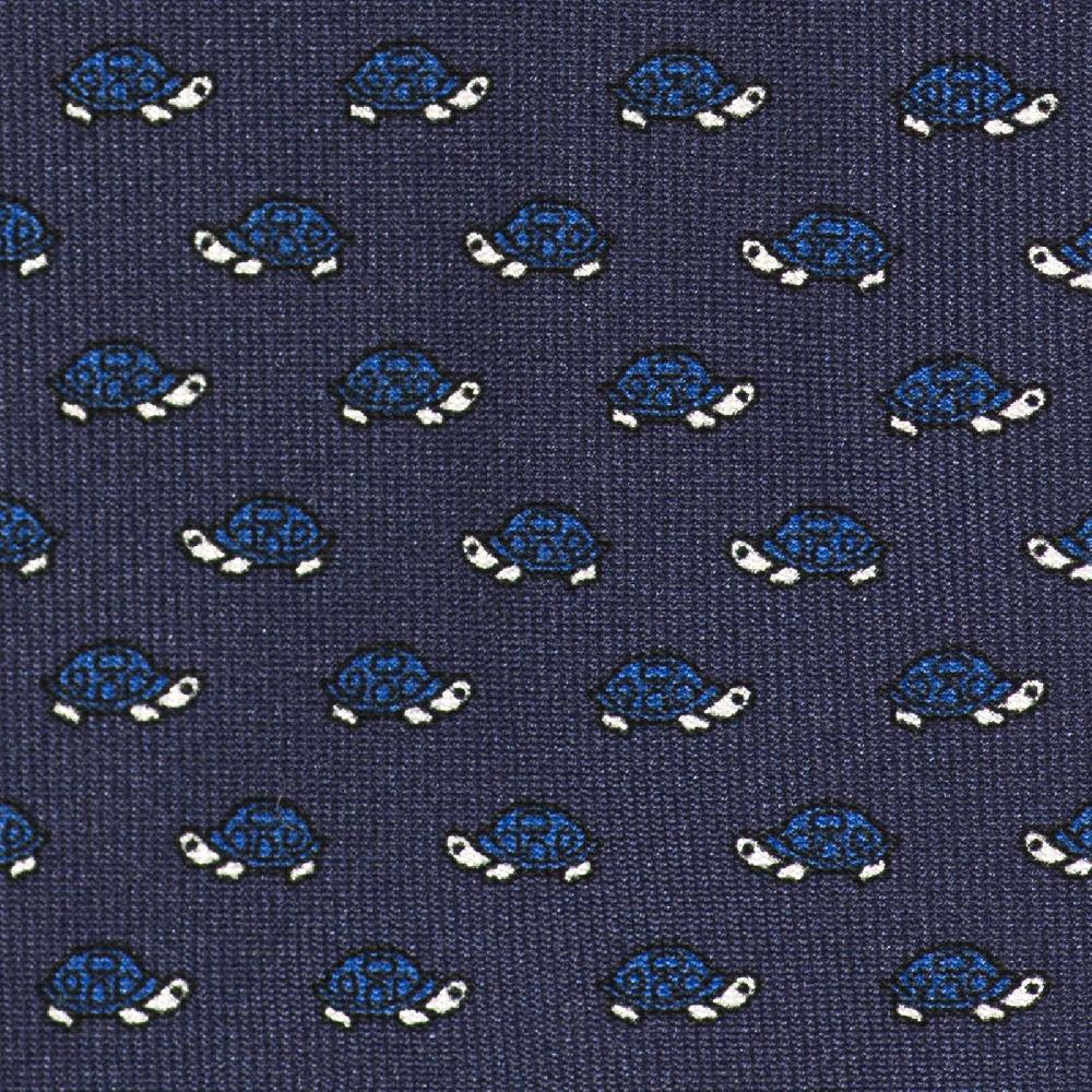 Rubinacci Cravatta in twill di seta con stampa tartaruga blu Fino al 50% di sconto