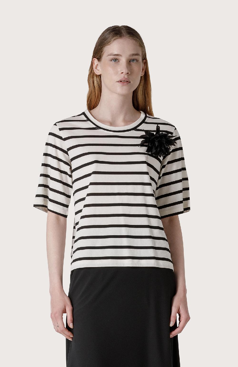 Seventy Maglia a righe con spilla floreale - Col. Nero Consegna Veloce