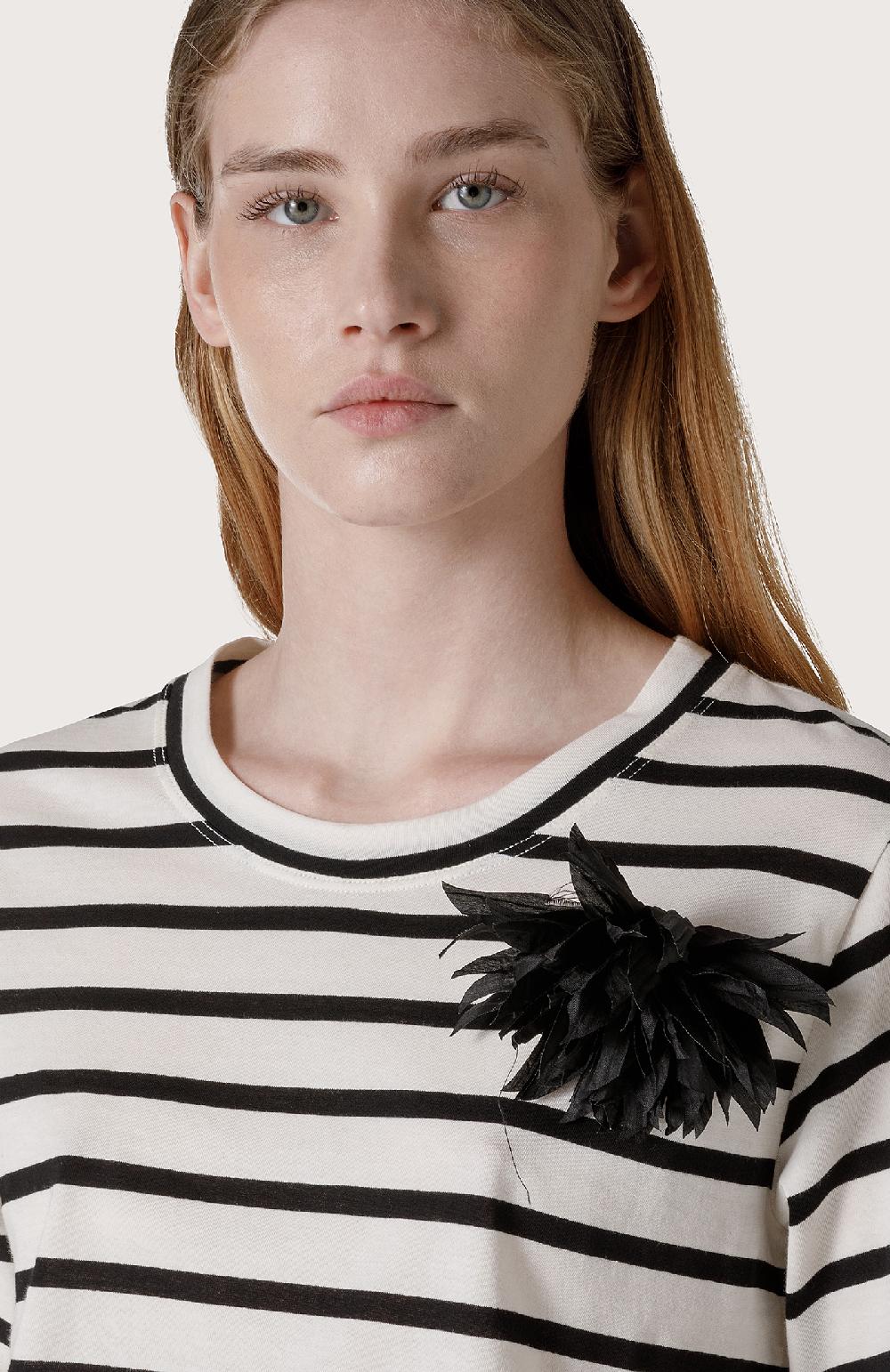 Seventy Maglia a righe con spilla floreale - Col. Nero Consegna Veloce