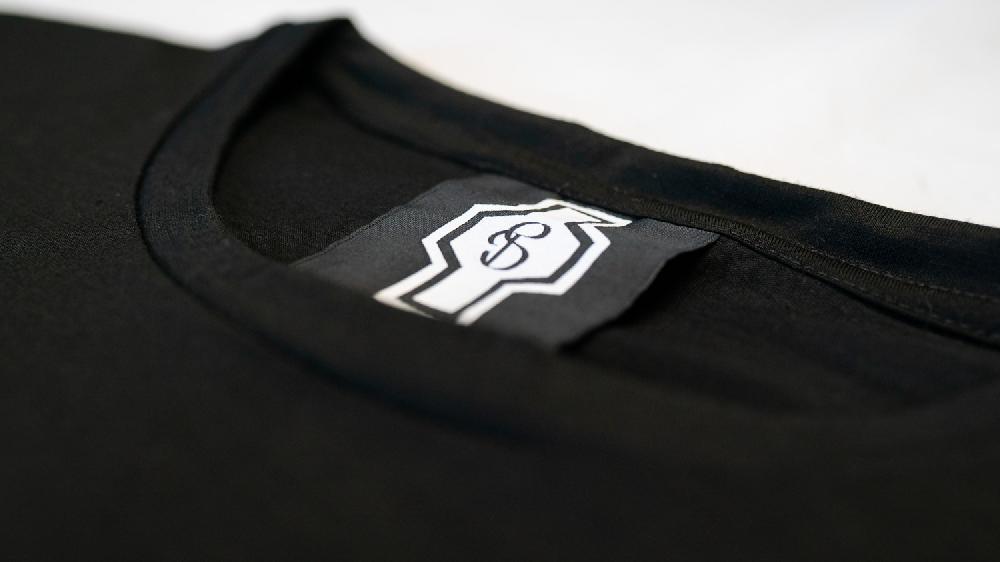 Stories Milano T-SHIRT REGULAR + PATCH – BLACK Convenienza
