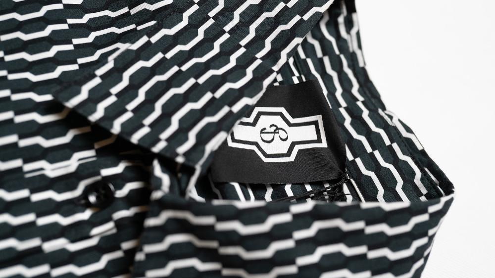 Stories Milano CAMICIA MONOGRAM OBSESSION – FOG Presa